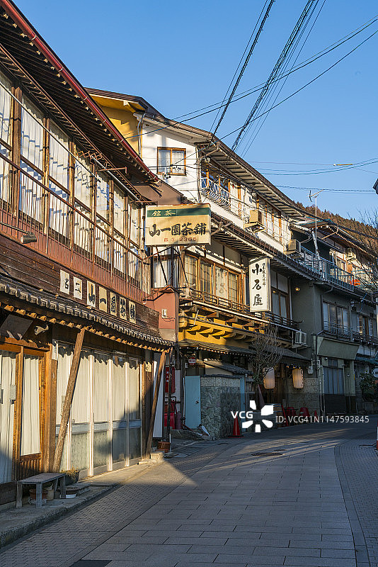 2月17日，在日本长野县山之町的Shibu温泉，夕阳照亮了日式屋和日式客栈。图片素材