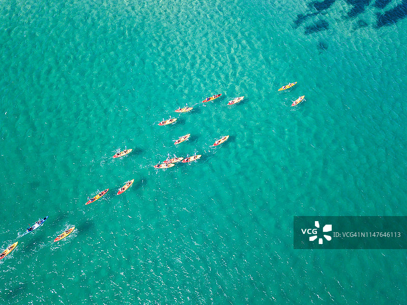 在澳大利亚拜伦湾，人们在皮划艇上享受海洋的空中视角图片素材