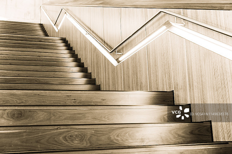 木楼梯色调在Sepia，背景与复制空间图片素材