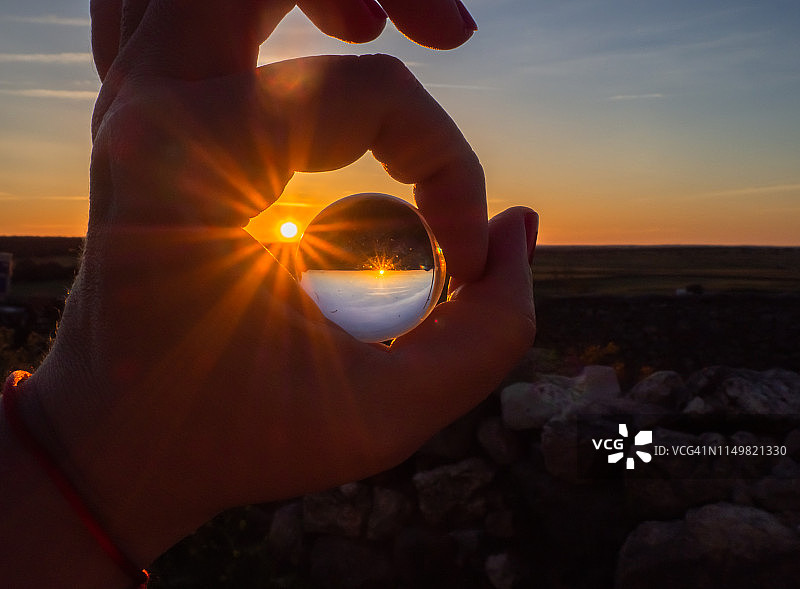 日落时映照在水晶球上的风景图片素材