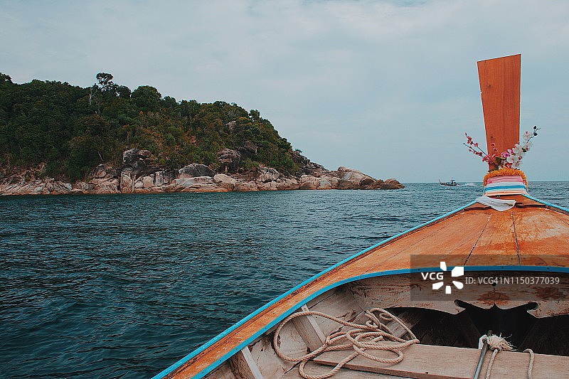 在泰国里皮岛附近航行到潜水点的木船图片素材