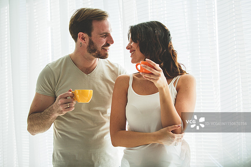 幸福的夫妇在早上享受咖啡图片素材