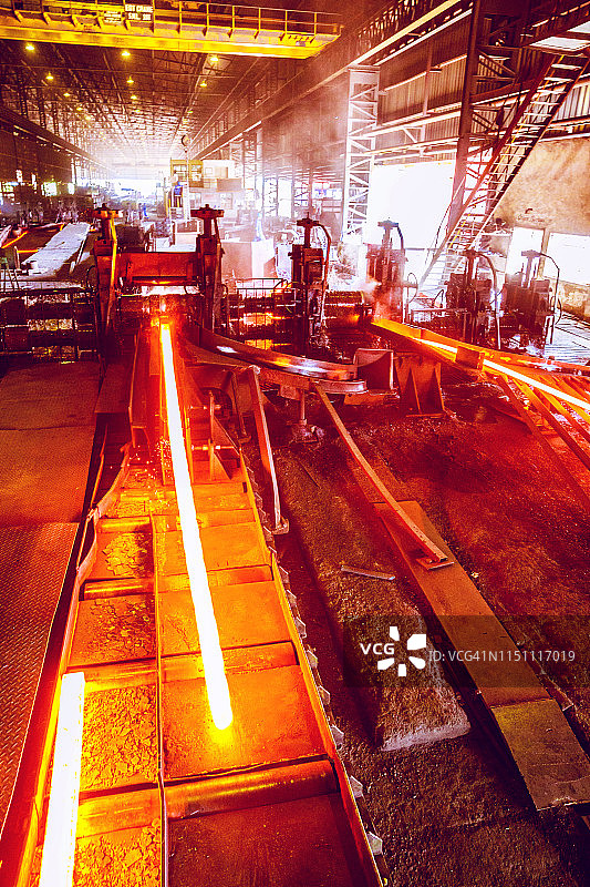 钢筋是在非洲的一家大型钢铁厂成形的图片素材