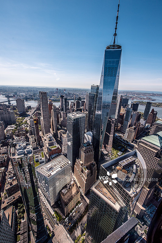 从直升飞机上俯瞰曼哈顿下城，可以看到世界贸易中心一号大楼图片素材