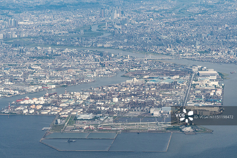 日本川崎市工厂岛白天从飞机上鸟瞰图片素材