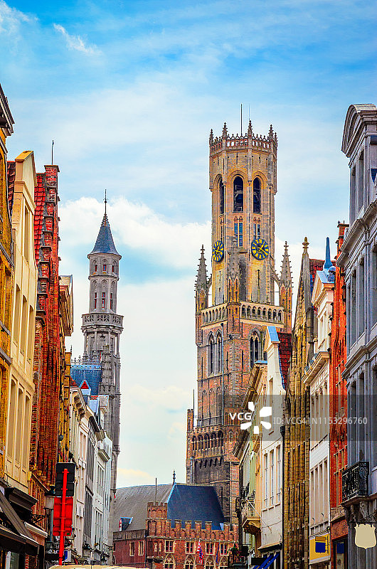 比利时布鲁日的钟楼(又名贝尔福)和传统的狭窄街道图片素材