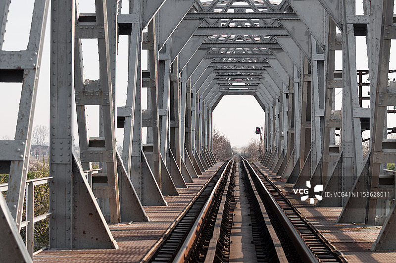 日出时的银桥和铁路图片素材