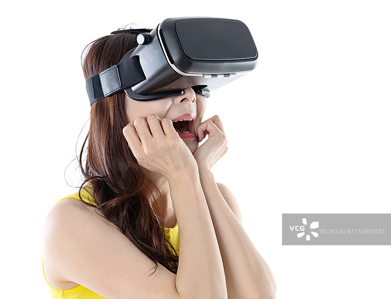 女人穿着白色背景的虚拟现实模拟器图片素材