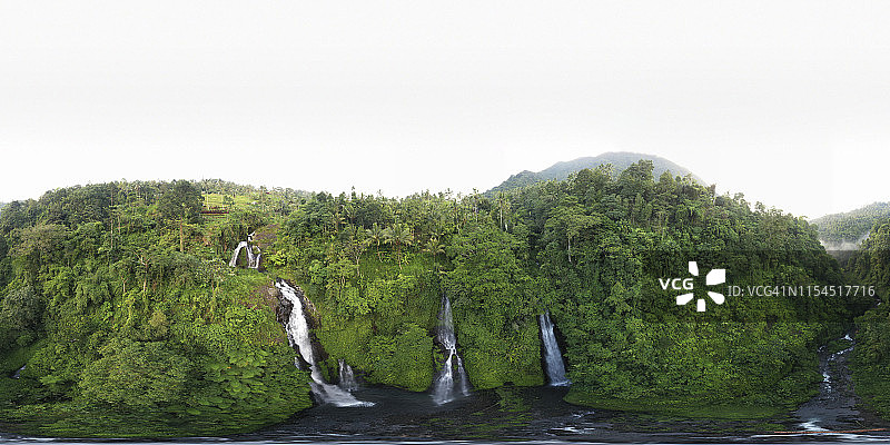 180度鸟瞰图Sekumpul瀑布在巴厘岛，印度尼西亚图片素材