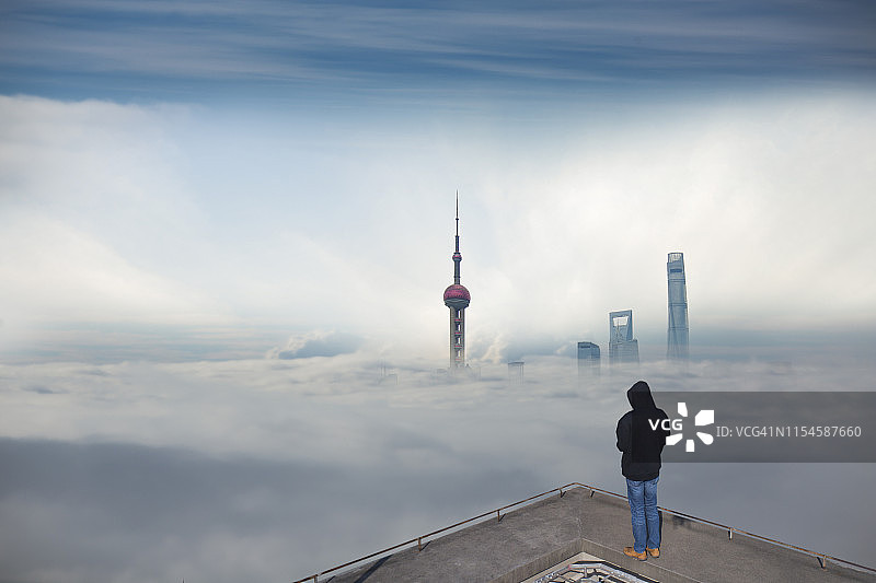 一个从高楼屋顶上看上海的人图片素材