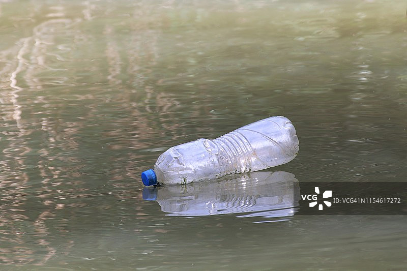 塑料瓶废物在水面上肮脏，腐烂的水，瓶子废物图片素材
