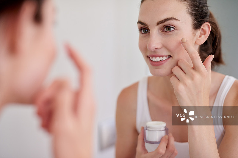 润肤霜能给你的皮肤增添活力图片素材