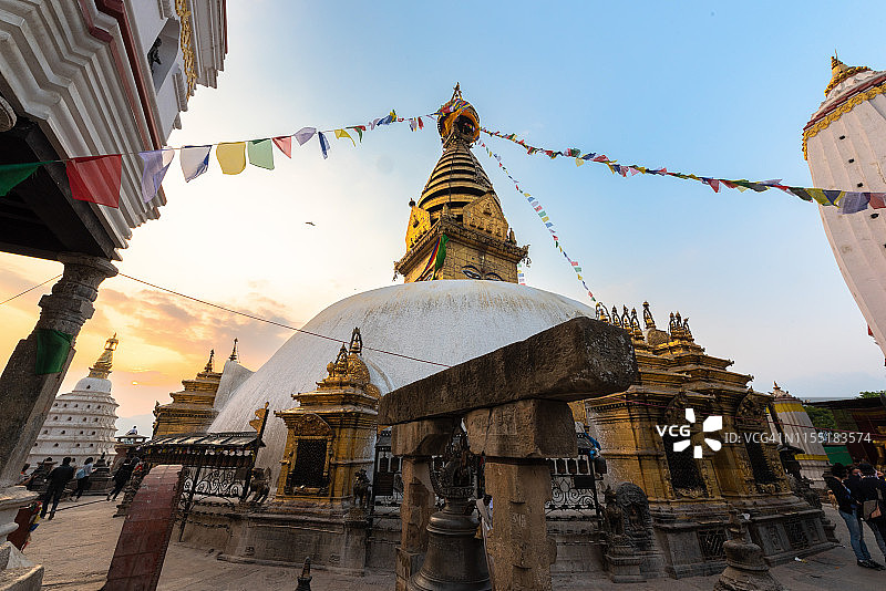 Swayambhunath寺庙(也被称为猴子寺庙)的黎明。加德满都,尼泊尔图片素材