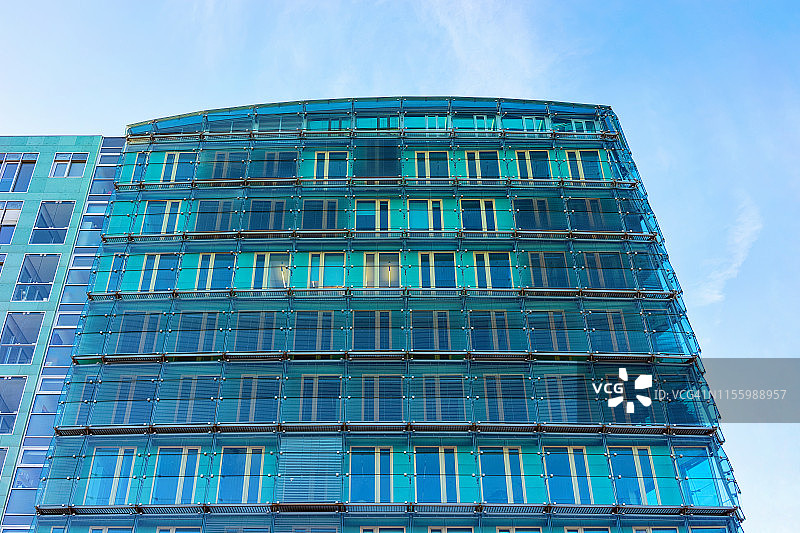 蓝色玻璃公寓和商业建筑建筑柏林图片素材