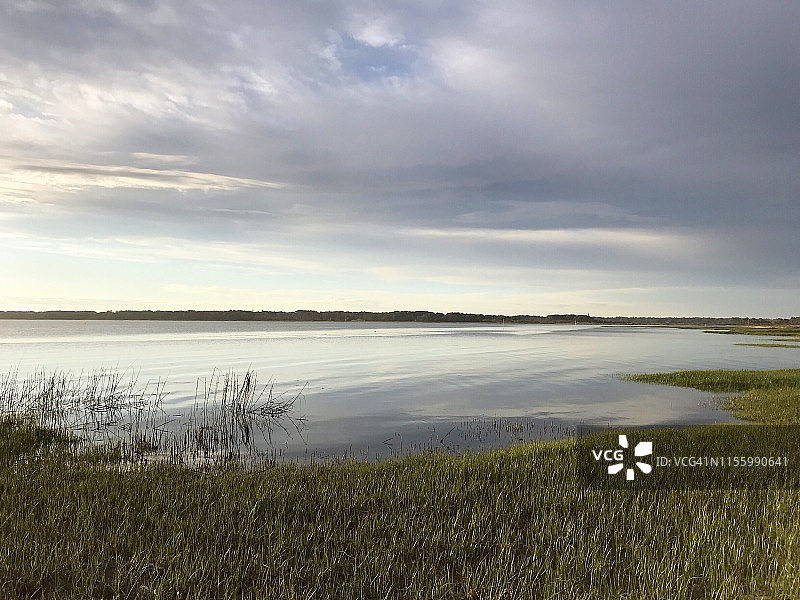 阿萨提格岛附近的沼泽和水的美丽景色图片素材