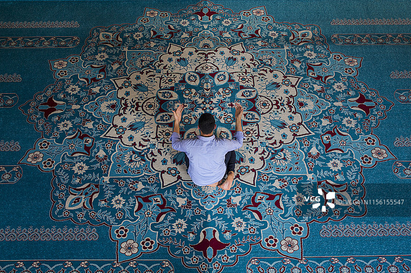 在清真寺祈祷的人图片素材