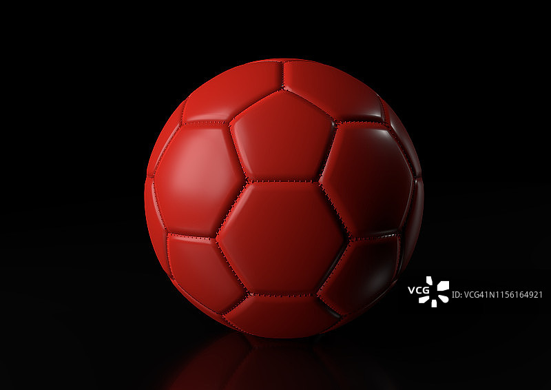 经典的红色足球孤立在黑色背景图片素材