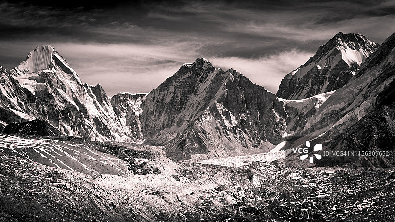 珠峰大本营黑白单色图片素材