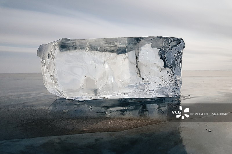 冬天贝加尔湖上长方形的纯净冰块图片素材