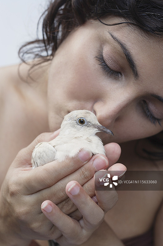 女人接吻的鸽子图片素材