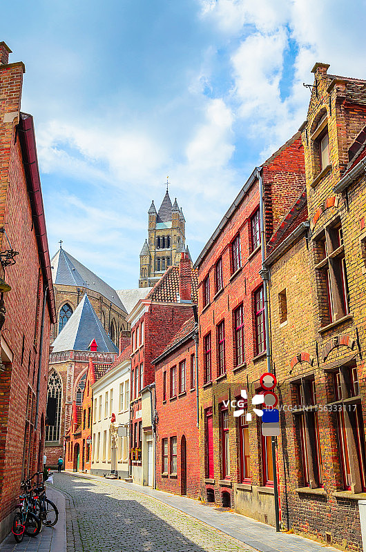 圣萨尔瓦多大教堂和传统的狭窄街道布鲁日(布鲁日)，比利时图片素材