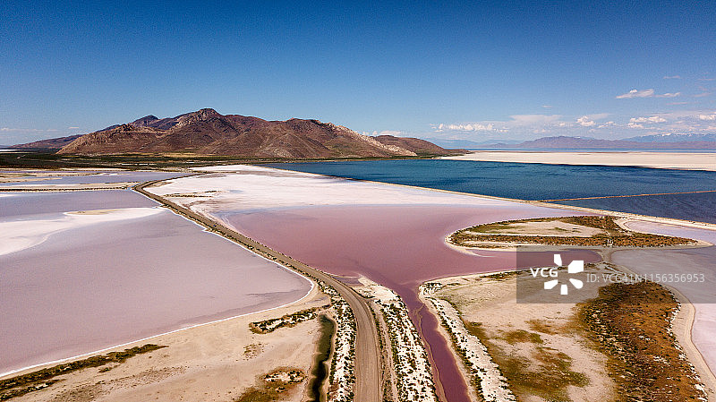 在犹他州的大盐湖附近的羚羊岛附近的粉红色和白色的盐水库的扫视图片素材