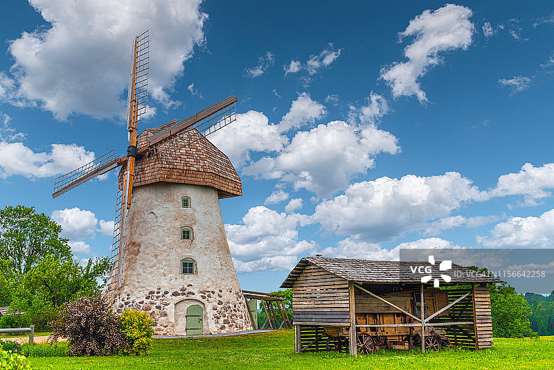 拉脱维亚农场上的风车图片素材