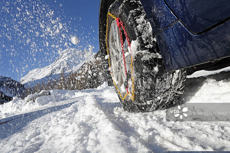 汽车轮胎上的雪链图片素材