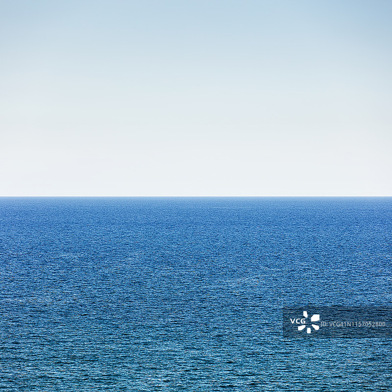 蔚蓝的天空映衬着美丽的大海图片素材