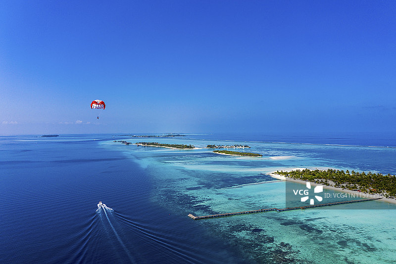 马尔代夫，南马累环礁，沿环礁飞行的滑翔伞，鸟瞰图图片素材