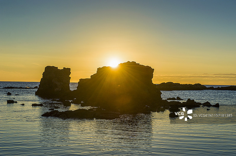 美国，夏威夷，大岛，日落在巨大的岩石在基考瓦角公园图片素材