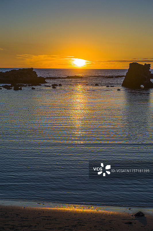 美国，夏威夷，大岛，日落在基考瓦角公园的海滩上图片素材