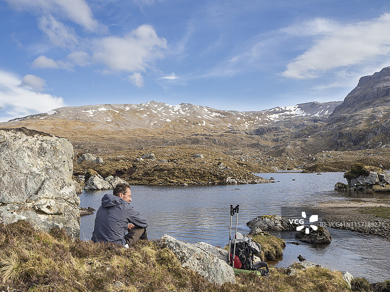 英国，苏格兰，西北高地，徒步旅行者在Ben More Assynt休息图片素材
