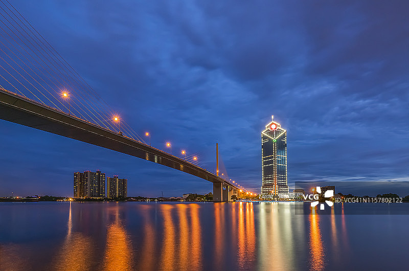日夜，罗摩九桥在湄南河的蓝天上。图片素材