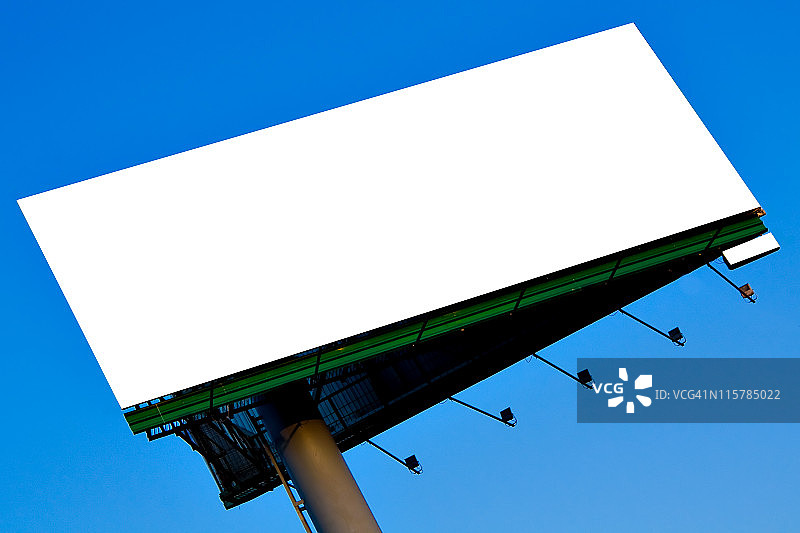 蓝色天空上的斜柱和大板图片素材
