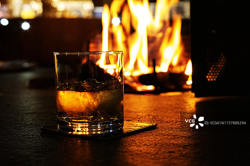 选择性聚焦纯威士忌与冰块内的威士忌杯在copyspace背景图片素材