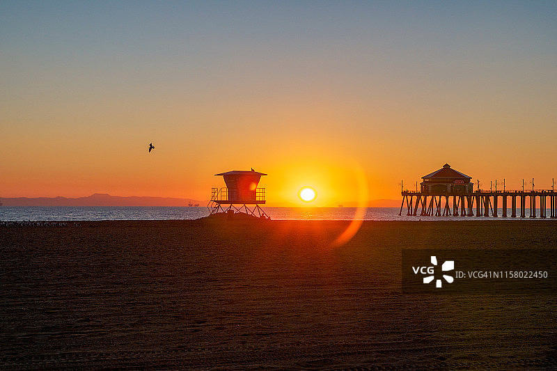 日落时分，南加州亨廷顿海滩的救生员站图片素材