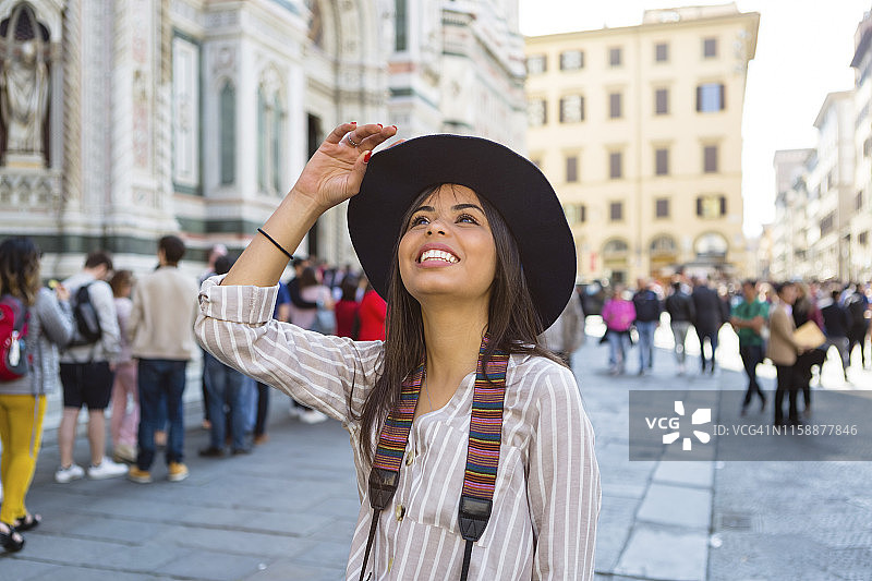意大利，佛罗伦萨，大教堂广场，年轻游客仰望的肖像图片素材