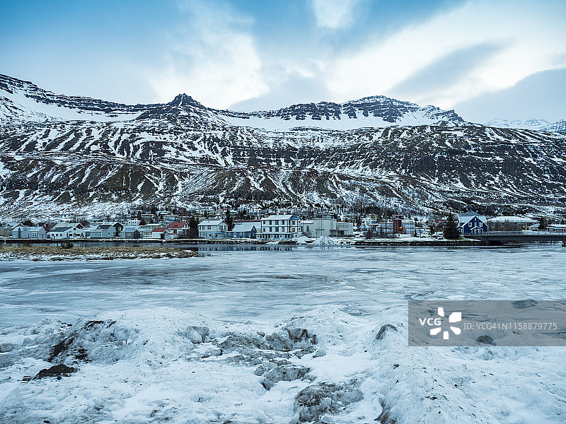 冰岛，Fjardara，海豹休息的地方与山脉的冬天它与冰雪图片素材