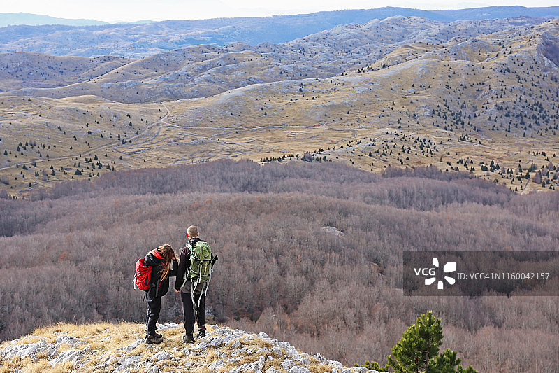 适合运动登山家夫妇在卡布利亚山的观点-波什尼和黑塞哥维那图片素材