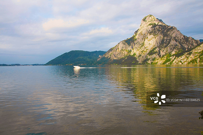 特朗西湖倒影在奥地利阿尔卑斯山，萨尔茨堡，奥地利图片素材