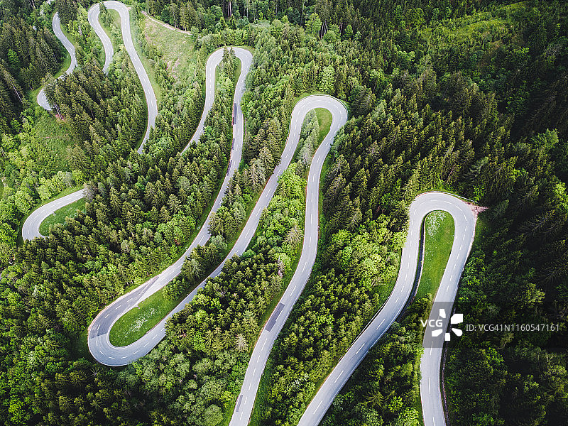 鸟瞰图的弯曲山路在奥地利阿尔卑斯山图片素材