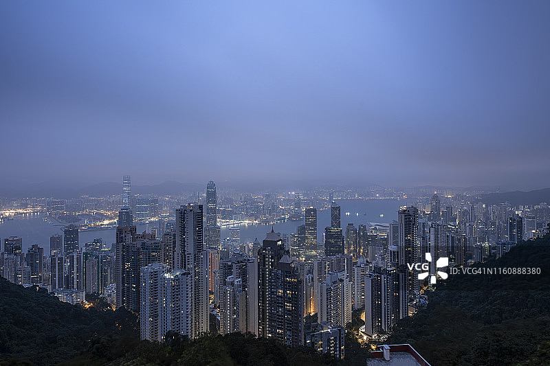 黎明时的香港太平山图片素材