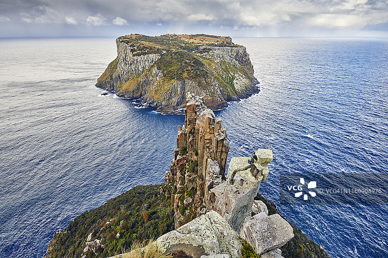 岛屿在蓝色的海洋与岩石形成从高的海悬崖图片素材