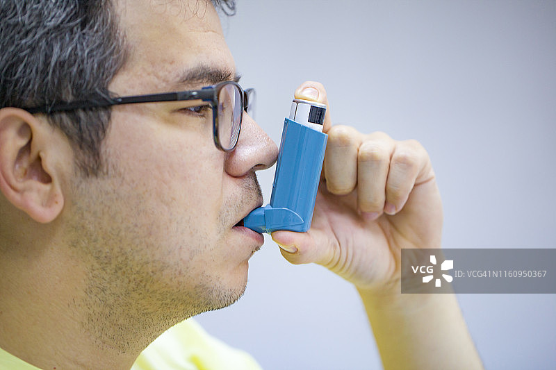 男人用哮喘部分来放松图片素材