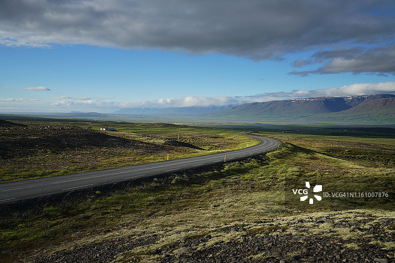 以火山景观为背景的弯曲冰岛环路。图片素材