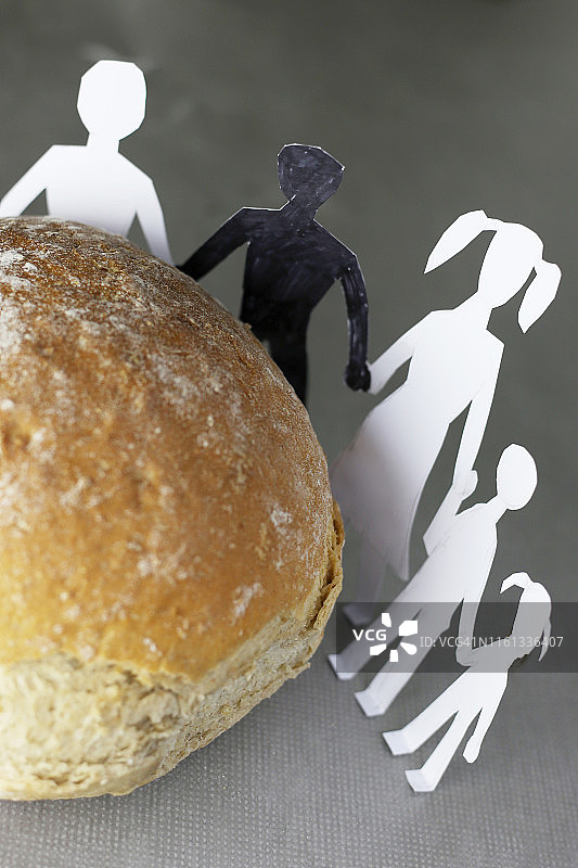 饥荒——人们分享面包图片素材