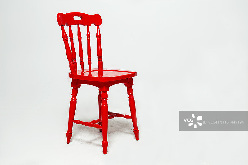 工作室里一张红色木椅的照片图片素材