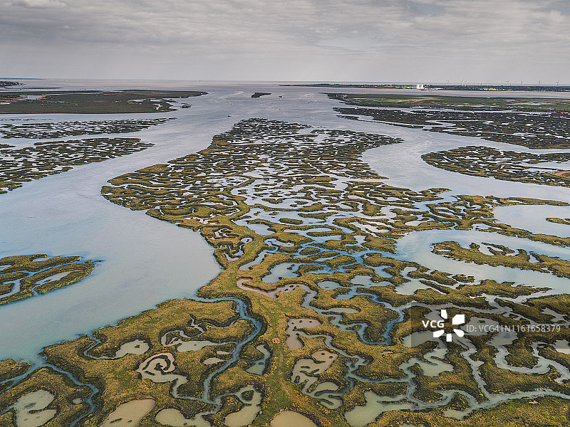 无人机拍摄低潮和沼泽模式，英国埃塞克斯图片素材