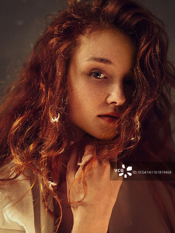漂亮的红发女人的肖像，看起来很平静图片素材